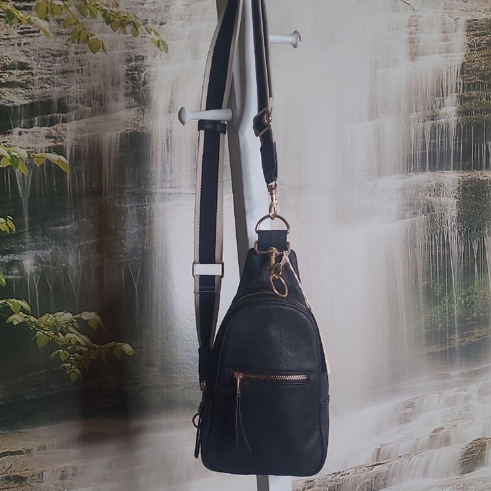 NWT! Universal Thread Black Crossbody Sling Pack Bag